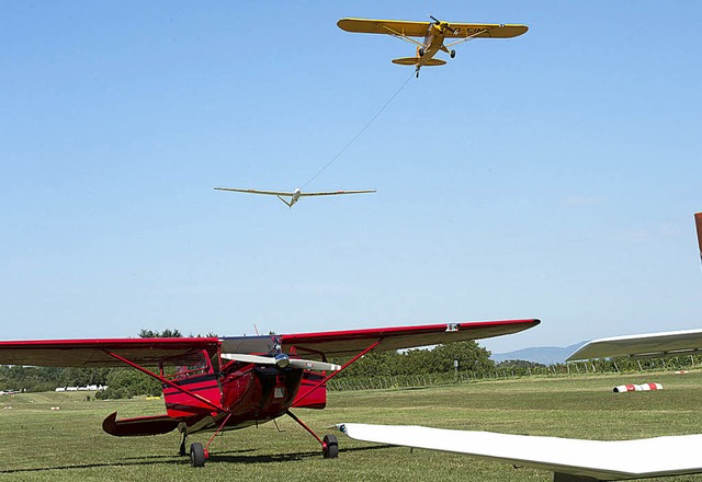 Kunstflugpilot Eugen Sehringer lie si...werb und Modellflieger  hoch im Kurs.   | Foto: Volker Mnch