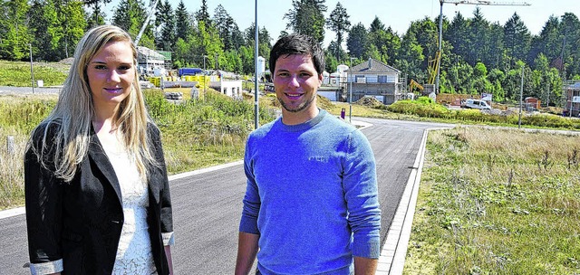 Markus Bhler und Franziska Bhler vom...chaftsamt im Baugebiet Bergstadt III.   | Foto: Uthe Martin