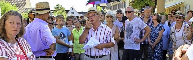 Rudolf Krebs (Mitte) hielt den Vortrag...s (mit Hut links daneben) das Megafon.  | Foto: Reinhard Cremer