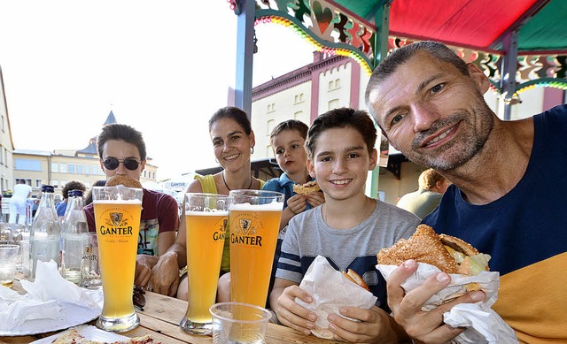 Familie Brock geniet das Bier und lecker Essen aus den Foodtrucks.   | Foto: Rita Eggstein