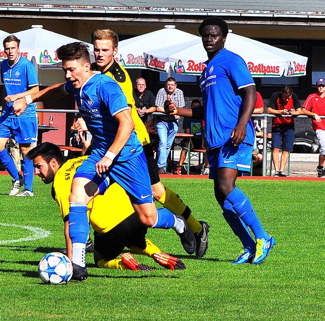 Im Vorwrtsgang: Stefan Ketterer (am B...beim 2:1-Heimsieg des FC Neustadt.      | Foto: bernd seger