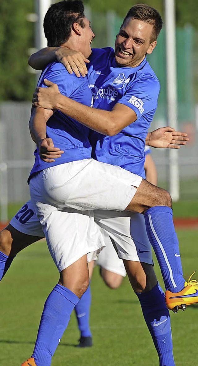 Jubeln ber das dritte Tor beim 3:1-Si...an Arnold (links) und Fabio Hallasch.   | Foto: Meinrad Schn