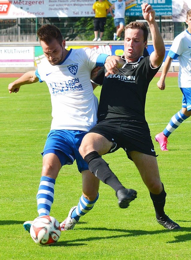 In Bedrngnis: Simon Blaschke (links, ...t sich mit dem Hausener Florian Baur.   | Foto: uwe Rogowski