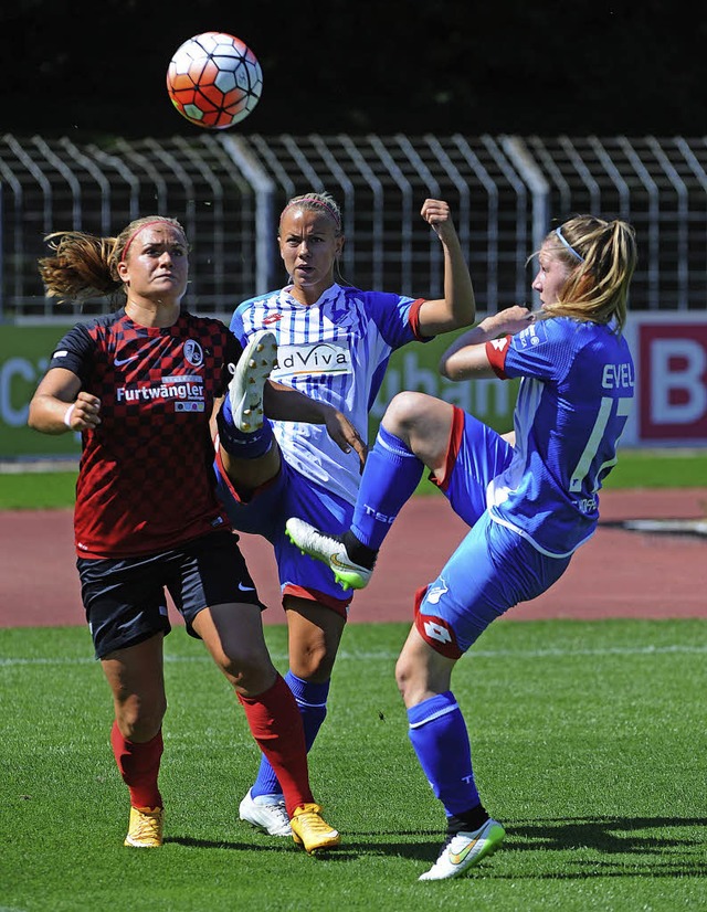 SC-Spielerin Clara Schne (links) vers... zwei Hoffenheimerinnen zu behaupten.   | Foto: Achim Keller