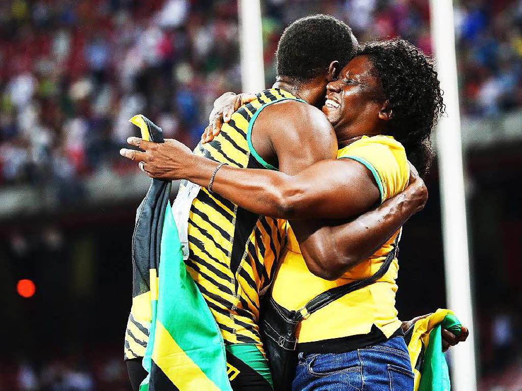 Jennifer Bolt umarmt ihren Sohn Usain Bolt nach seinem Sieg ber 100 Meter.