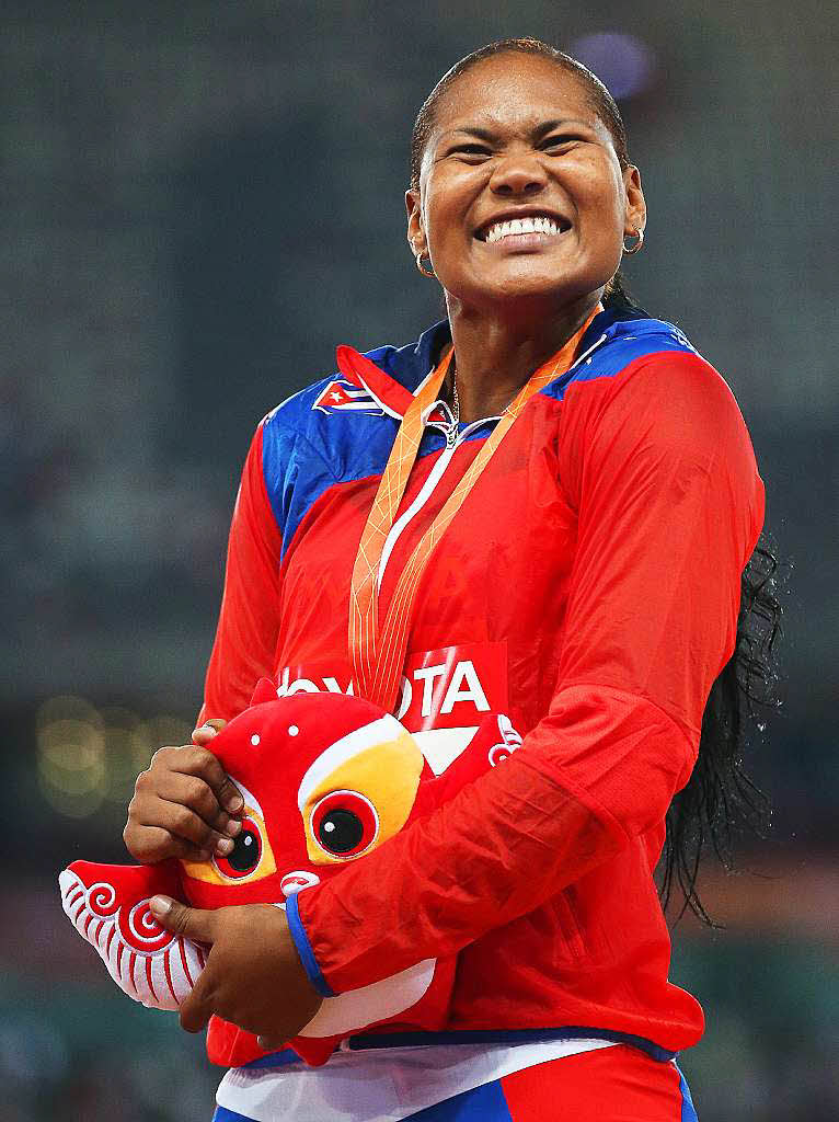 Denia Caballero aus Kuba freut sich ber ihre Goldmedaille im Diskuswurf.