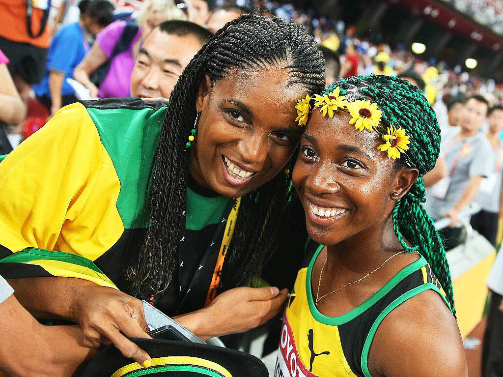 Shelly-Ann Fraser-Pryce aus Jamaika feiert mit grnen Haaren und ihren Fans.