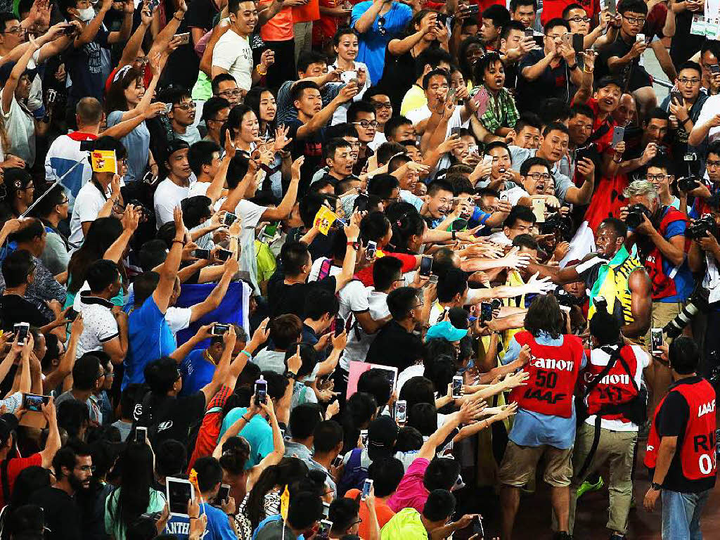 Usain Bolt feiert mit seinen Fans.