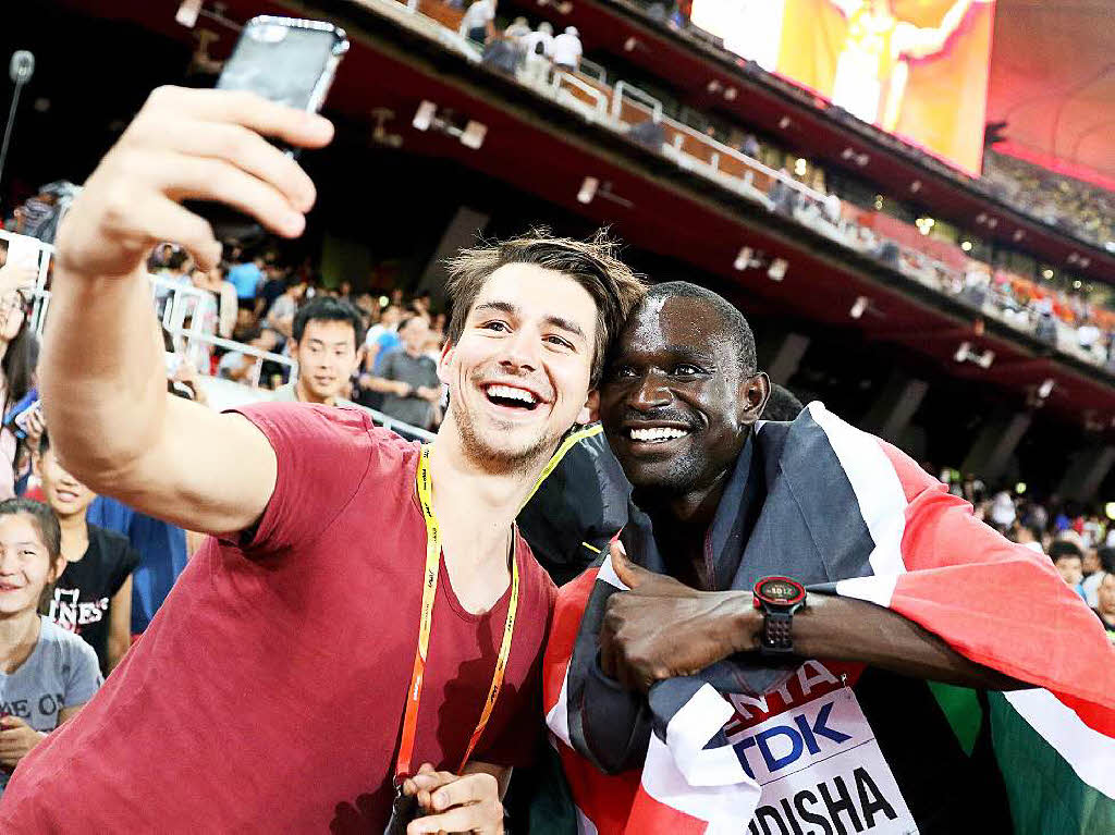 Der Kenianer David Rudisha posiert nach seinem  Sieg ber 800 Meter mit einem Fan.