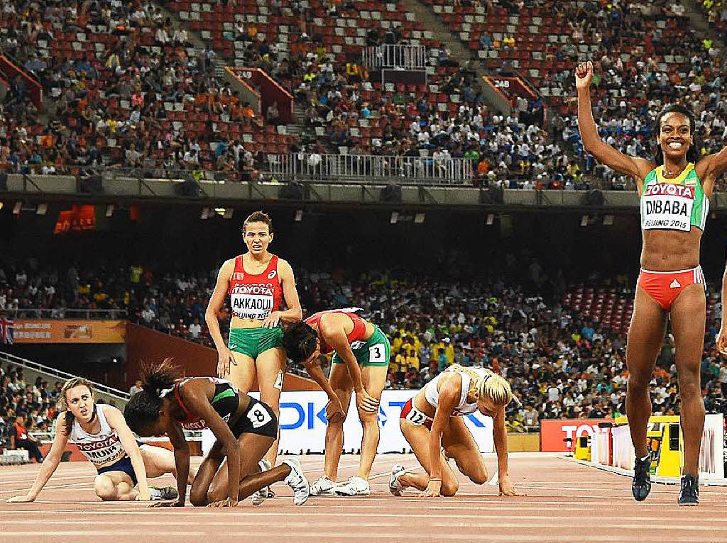 Die Anderen liegen am Boden, sie feiert: Goldmedaillengewinnerin Genzebe Dibaba.