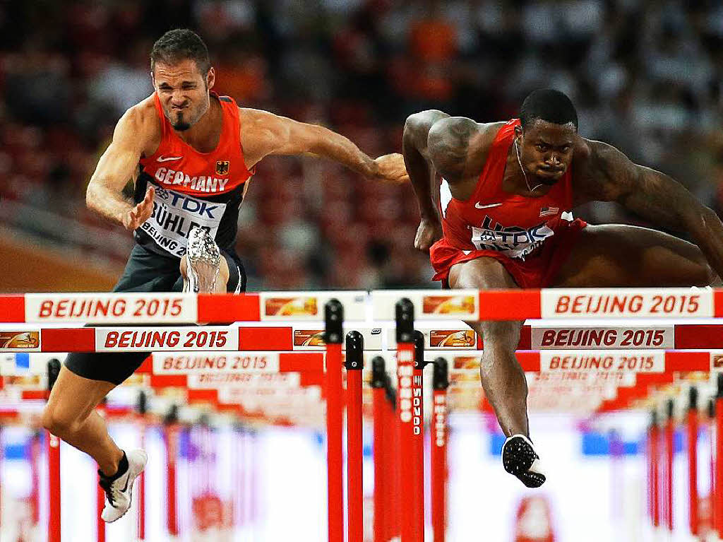 Der Sdbadener Matthias Bhler und David Oliver, USA, beim Halbfinale ber 100 Meter Hrden