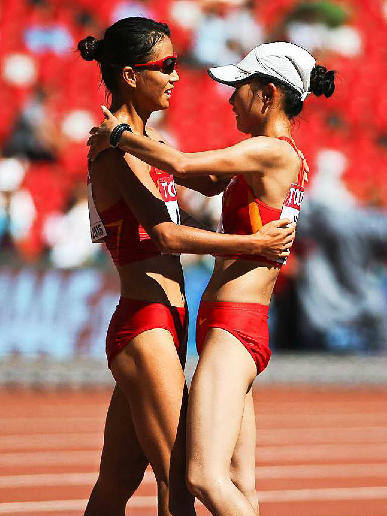Nach ihrem Sieg ber 20 Kilometer Gehen umarmt Siegerin Hong Liu (links) ihre chinesische Teamkollegin Xiuzhi Lu, die die Silbermedaille gewann.