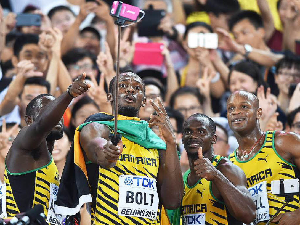 Das jamaikanische Sprinterteam um Usain Bolt hlt seinen Sieg ber 4x100 Meter mit ihren Smartphones fest.