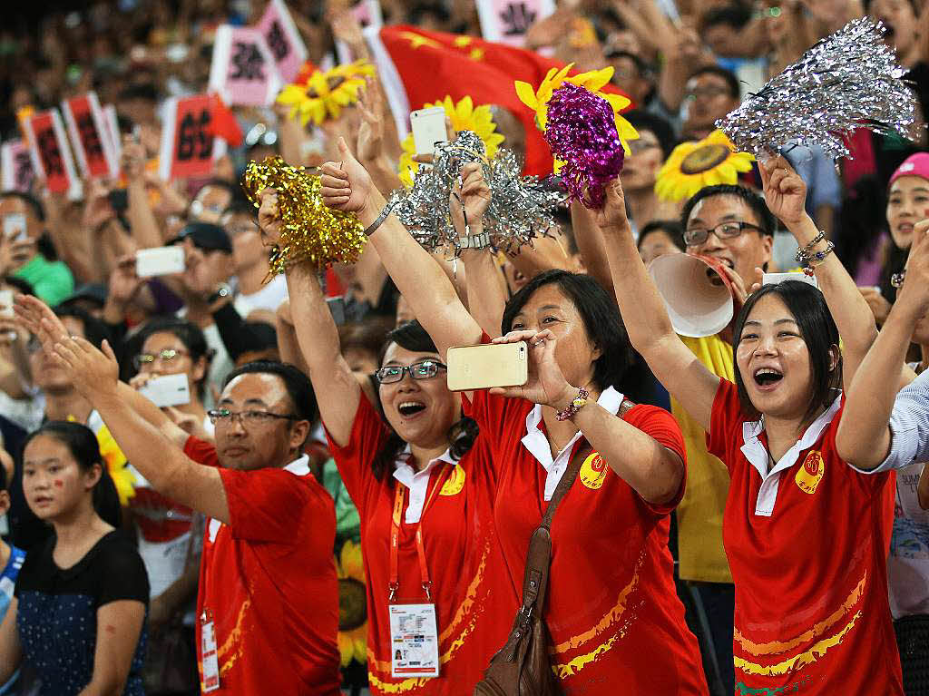 Chinesische Fans feuern die Sportler an.