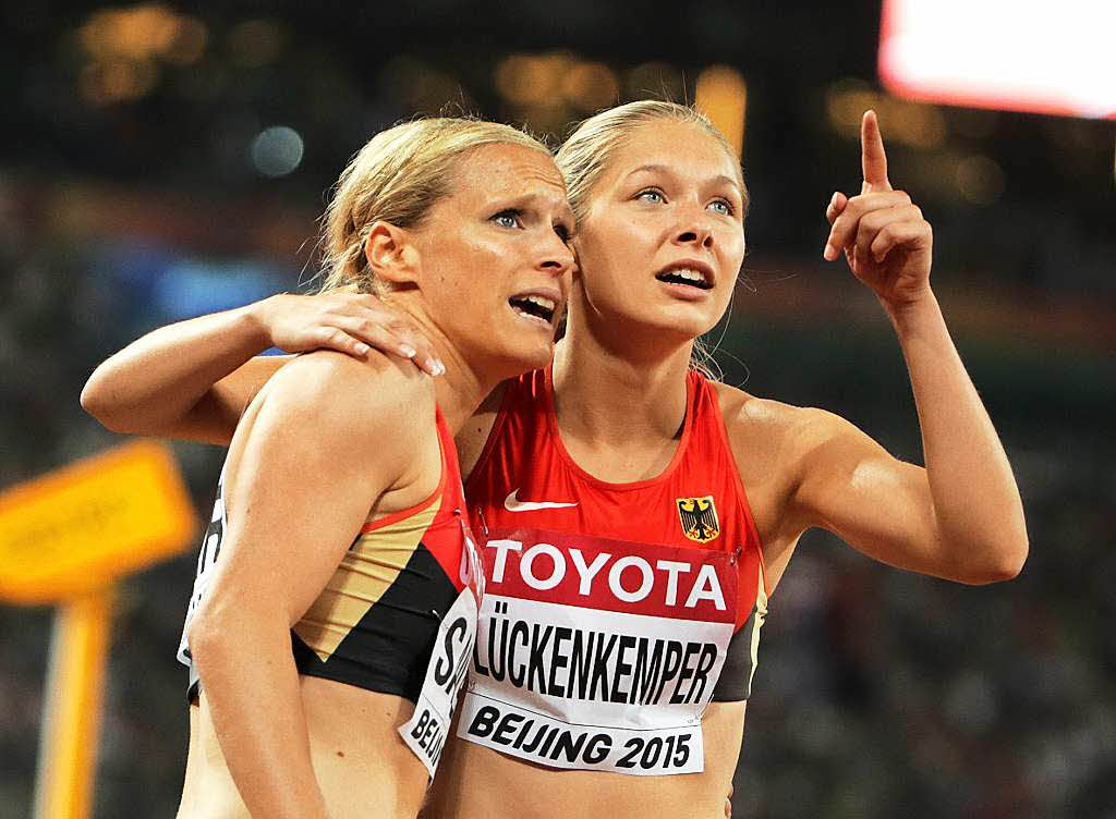 Die deutschen Sprinterinnen Verena Sailer und Gina Lckenkemper nach dem fnften Platz ber 4x100 Meter.