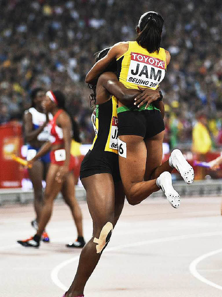 Shericka Jackson (links) und Christine Day feiern ihre Goldmedaille ber 4x400 Meter.