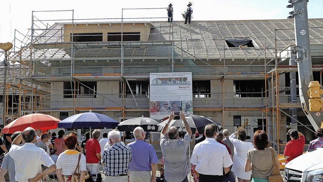 Zahlreiche  Besucher waren zum Richtfest des neuen Pflegeheims in Wyhl gekommen.  | Foto: Jrgen Schweizer