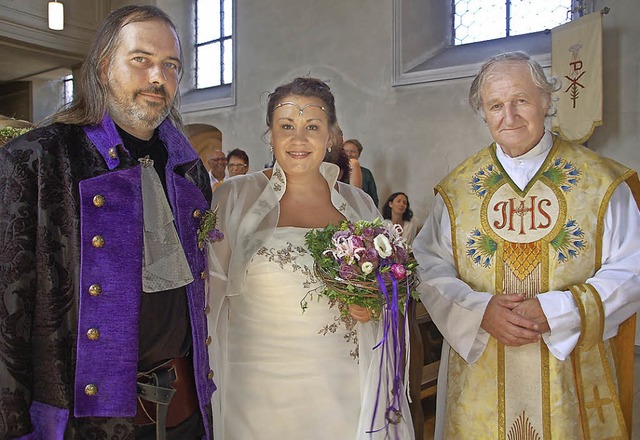 Der ehemalige Dinkelbergpfarrer Jean M...it dem Brautpaar Peter und Julia Moser  | Foto: Petra Wunderle