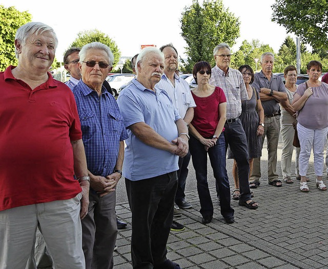 SPD-Mitglieder machen sich auf dem Flugplatz schlau.   | Foto: Ch. Breithaupt