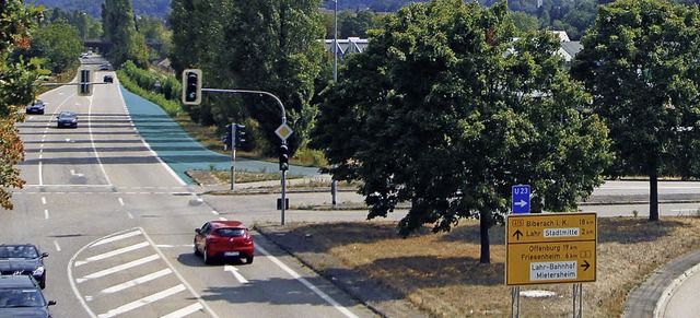 Die Einfdelspur in die B 415  (blau m...fahrt zum Fachmarktzentrum ausgebaut.   | Foto: H: fssel