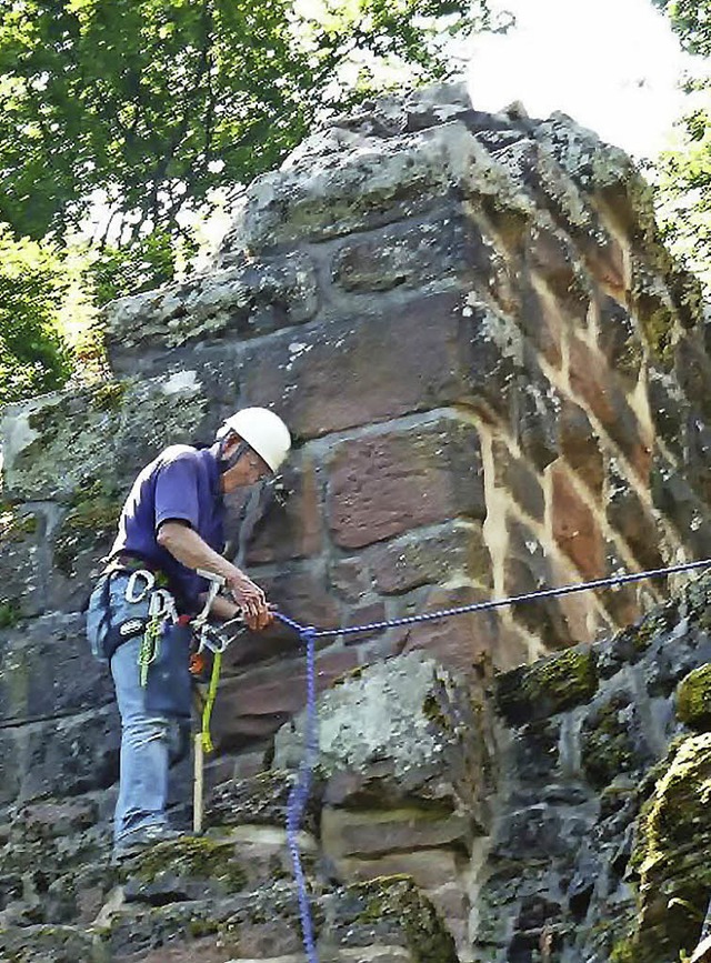 Mauerreinigung an steiler Wand: ehrena...Arbeiter an der Burgruine Ltzelhard.   | Foto: mONIKA korak