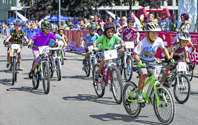 Auch die Jngsten des Radsports gingen...rt, im Hintergrund die Waffenkammer.    | Foto: Roger Mller