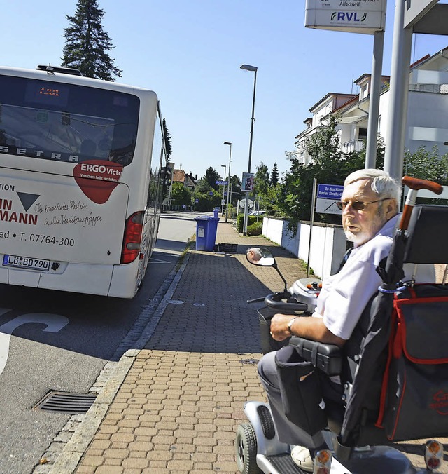 Klaus Kessler kann mit seinem E-Scoote...insteigen, weil sie keine Rampe haben.  | Foto: Ralf H. Dorweiler