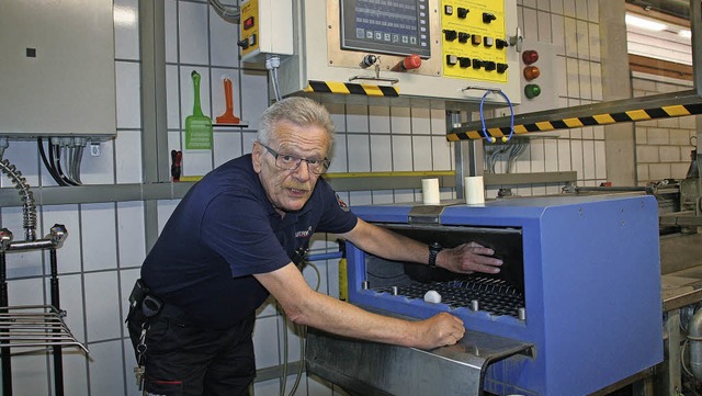 Gertewart Rolf Greiner betreut die Sc...ein Schlauch in die Reparatur gehrt.   | Foto: Marlies Jung-Knoblich