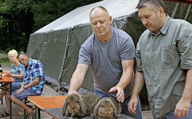 Markus Jckh und Christian Binoth mit ...au des Kaninchenzuchtvereins Fahrnau.   | Foto: Hans-Jrgen Hege