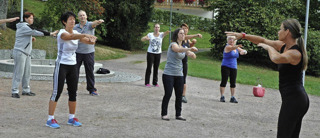 Rckenfit in den Tag &#8211; Frhsport mit Sonja Opfer macht es mglich.   | Foto: Christiane Sahli