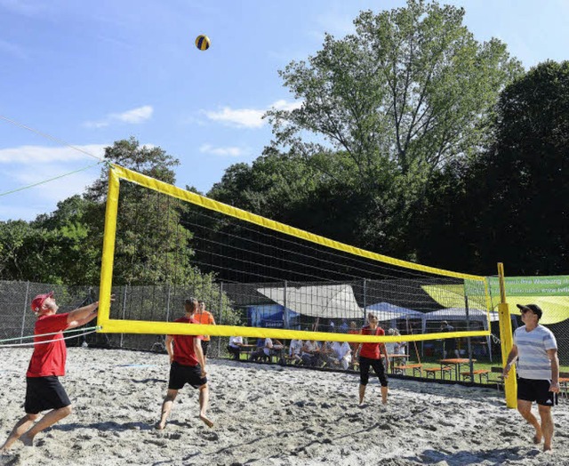 Dass Beachvolleyball nicht nur den Jun...g fr die neue Anlage des TV Tiengen.   | Foto: Rita Eggstein