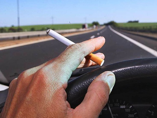 Autofahrer sollen nicht rauchen drfen...s fordert die Bundesdrogenbeauftragte.  | Foto: dpa