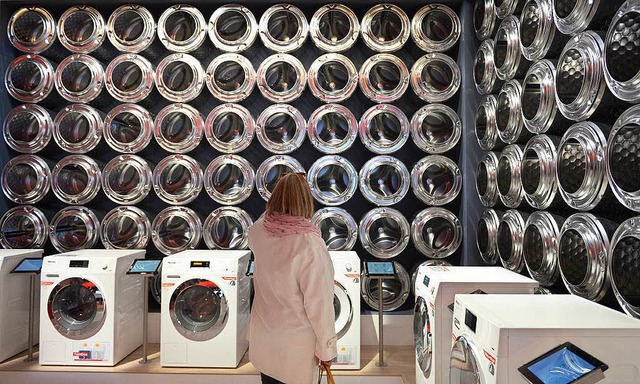 Eine Besucherin begutachtet Waschmaschinen auf der IFA.  | Foto: Rainer Jensen
