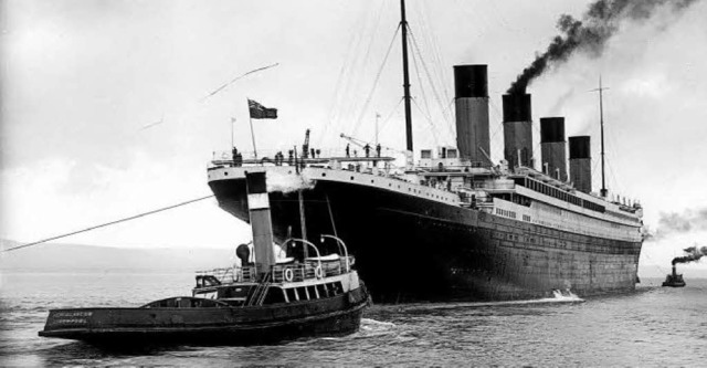 Die Titanic als sie mit Schleppern  aus der Werft gezogen wurde.   | Foto: dpa