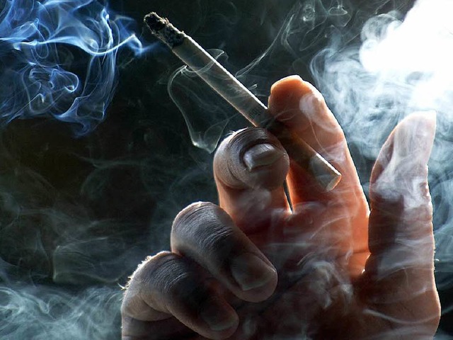 Zwei Forscher haben sich mit den Folgen des Rauchens beschftigt.  | Foto: dpa