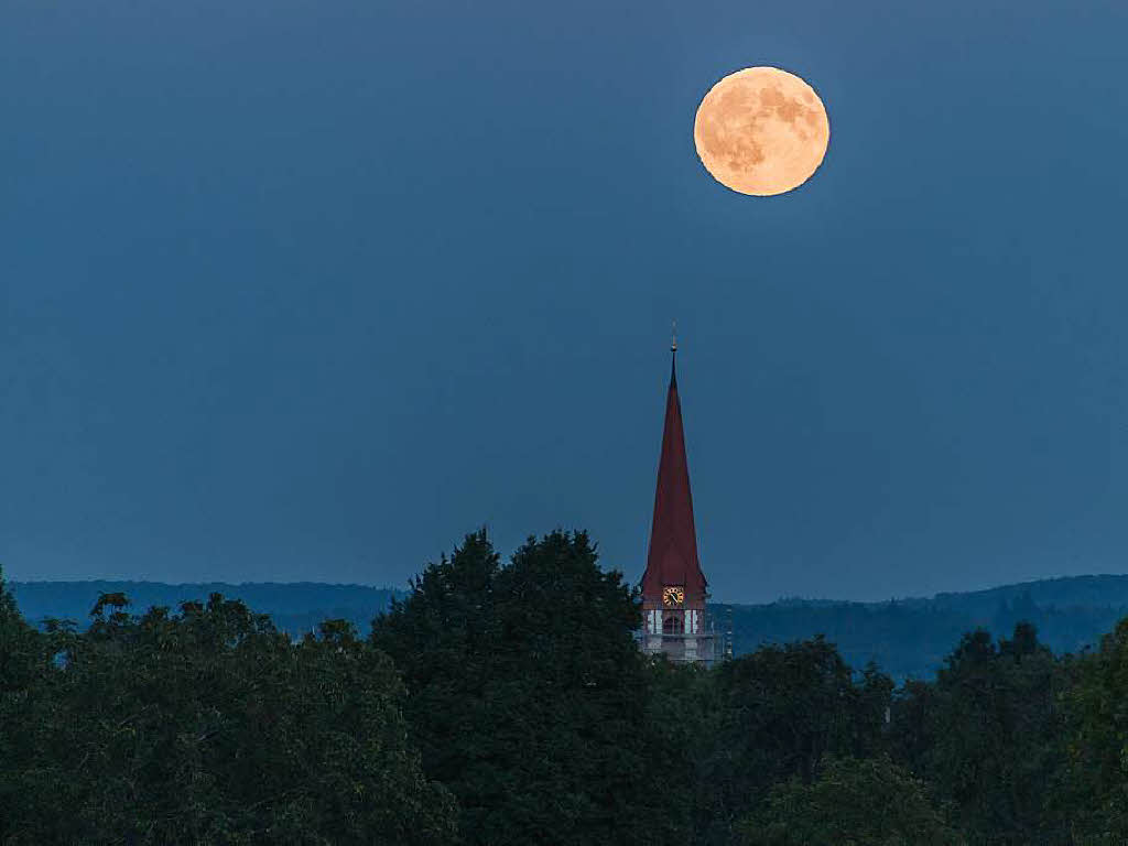 Vollmond ber dem Kirchturm St. Georg in Wyhlen, aufgenommen in einer lauen Sommernacht von Stefan Oberle aus Grenzach.