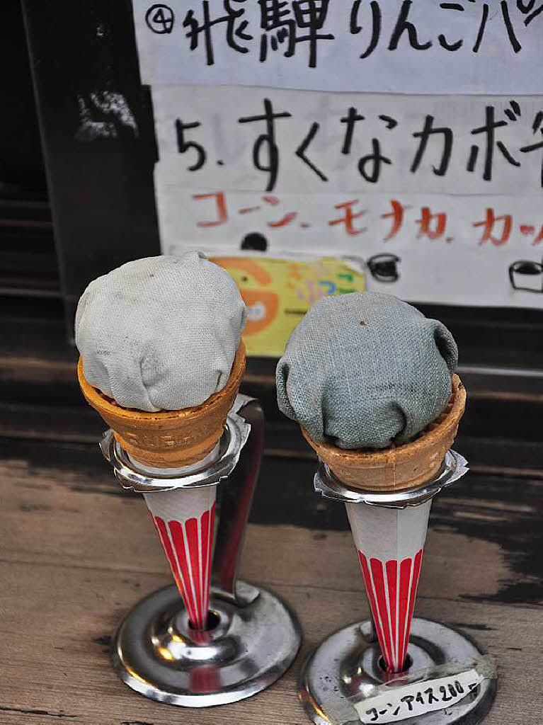 Angela Wassmer: Werbung fr die Eissorten vor einer kleinen Eisdiele in Shirakawago, Japan