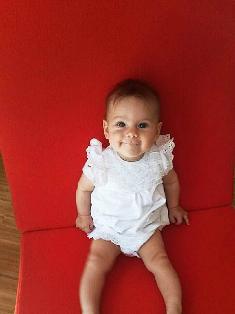 HellenJarosch: Dies ist ein Foto unserer kleinen halbjhrigen Enkelin Mara, die seit kurzer Zeit sitzen kann.