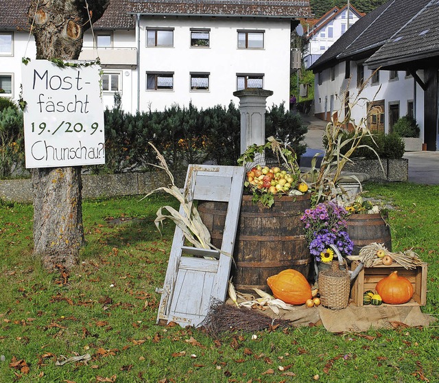 In der Dorfmitte wird in Mauchen fr d...sfest am 19./20. September geworben.    | Foto: sln