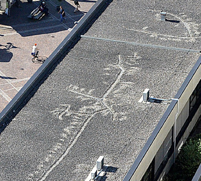 Rtselhafte Zeichnungen auf dem Dach der Post   | Foto: Tolsdorf