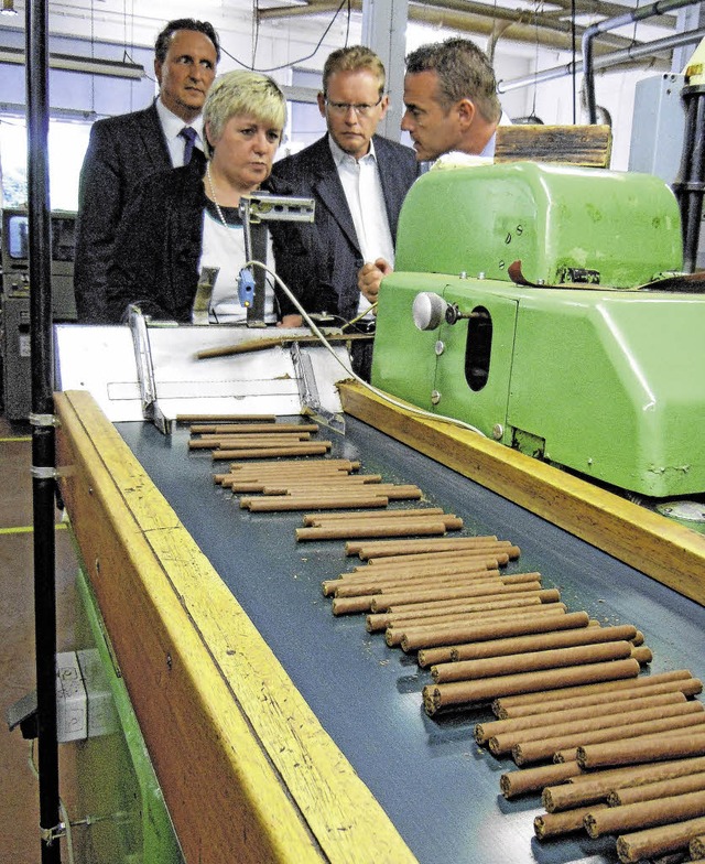 An der Zigarrenmaschine (von links): V...r sowie Werksleiter Horst Weienberger  | Foto: Roland Gerard