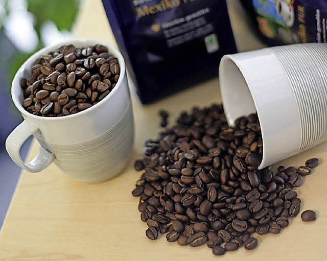 Etwas teurer, aber gerecht: fair gehandelter Kaffee.   | Foto: Dpa