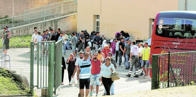 Die ersten Flchtlinge verlassen gegen...Montagvormittag den Bus aus Offenburg.  | Foto: SK