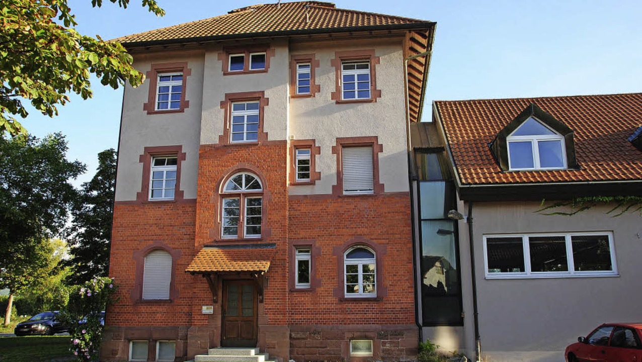 Das Haus neben der Gottenheimer Feuerw...rechts) wird fr Flchtlinge genutzt.   | Foto: manfred frietsch