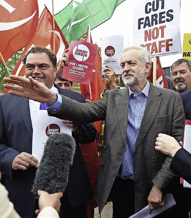 Jeremy Corbyn, umringt von Anhngern  | Foto: Facundo Arrizabalaga