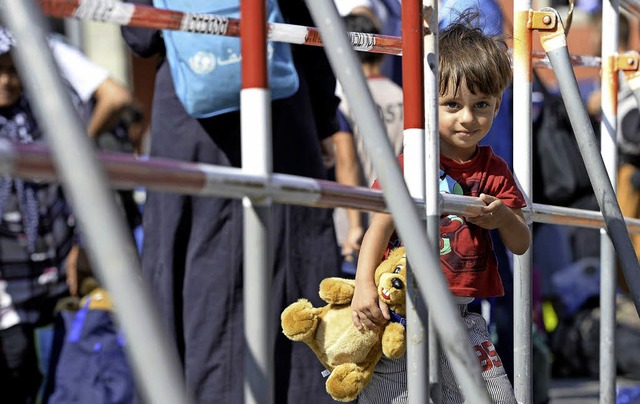 Ankunft in Mnchen: Die  Flchtlingen kommen in Zgen aus Ungarn und sterreich.  | Foto: dpa