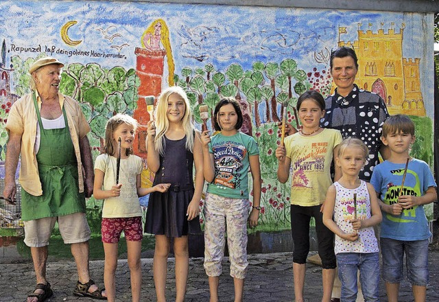 Friedemann Hergarten und Karla Krau malten mit Kindern an einer Garagenwand.   | Foto: Volker Mnch