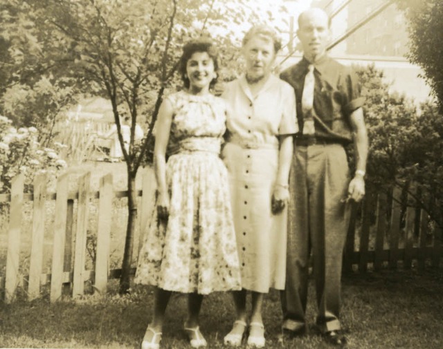 Selma Wertheimer (Mitte) mit zwei Verw...eter Wertheimer und seine Frau Shivra   | Foto: Archiv Robert Krais