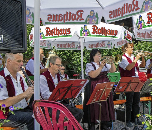 Die Aubachtal-Musikanten gastierten vor dem Hsli.  | Foto: Chris Seifried