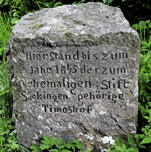 Erinnert an  alten Hof:  der Gedenkstein in Oberhof   | Foto: Karl Braun